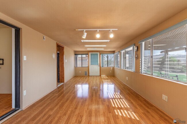 Building Photo - 10605 S Del Vista Dr