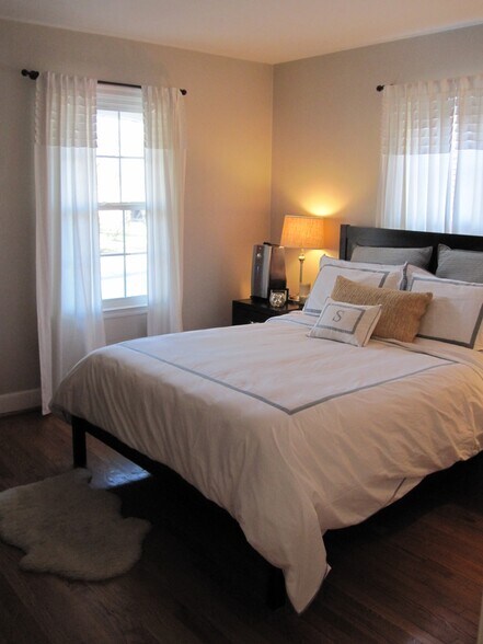 Master bedroom - 8666 Rosalie Ave