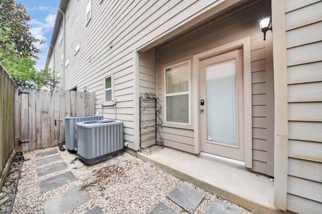 Building Photo - 5526 Crooms St