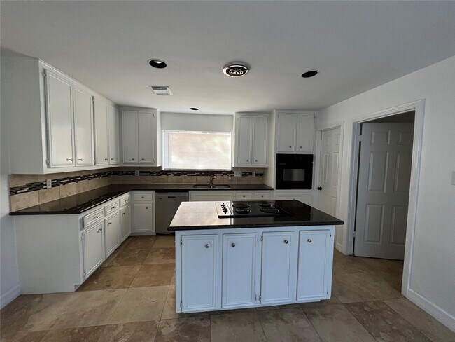 Building Photo - 15115 Corona Del Mar Dr