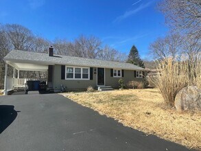 Building Photo - Quaint Single Family in Mystic!