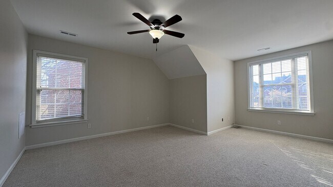 Building Photo - Beautiful and Spacious