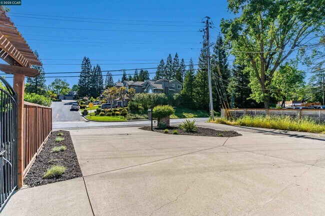 Building Photo - 2424 San Miguel Dr