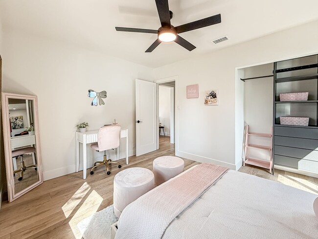 Building Photo - Upgraded 3+2 w/pool, gourmet kitchen + family room!