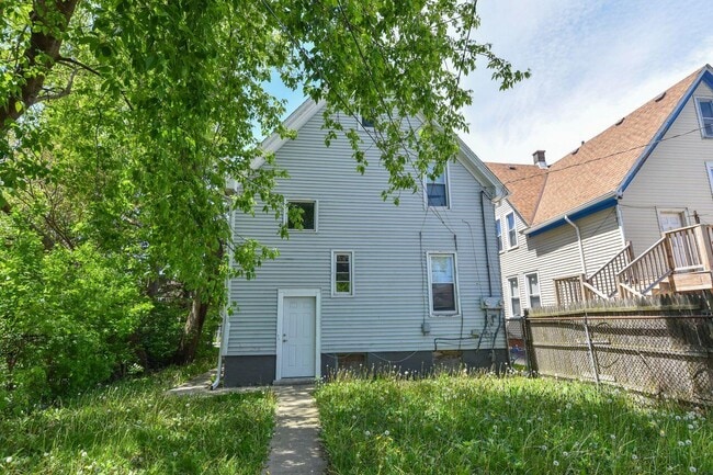 Building Photo - 2932 N Holton St