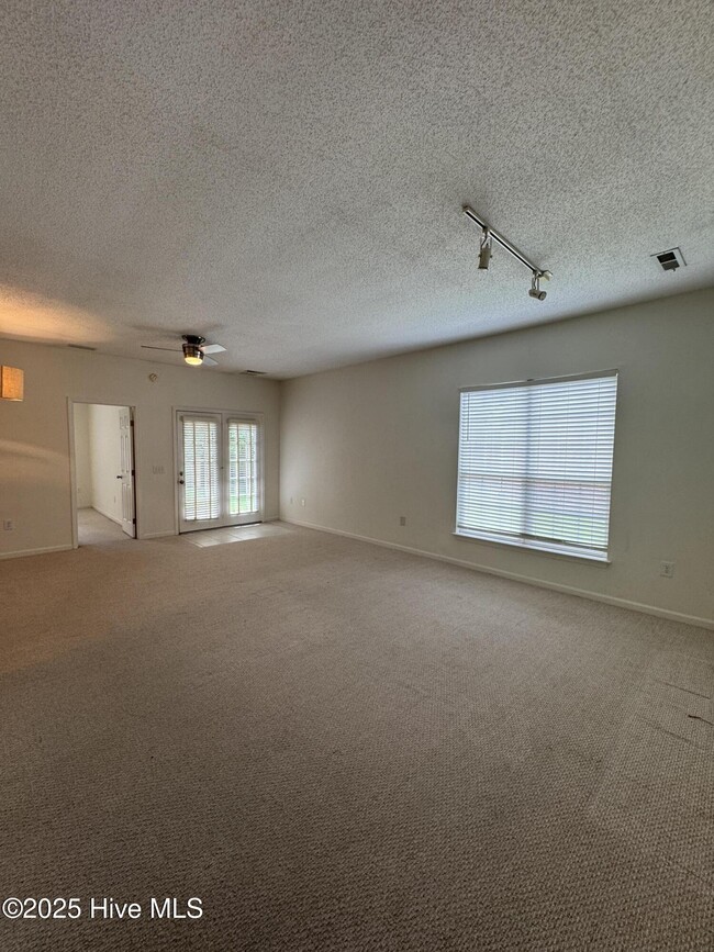 Building Photo - 1600 Sturdivant Dr