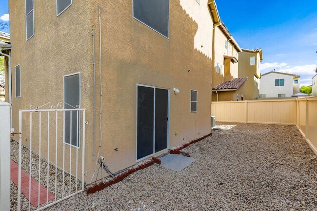 Building Photo - Beautiful 3 Bed Home With 3 Full Baths And...