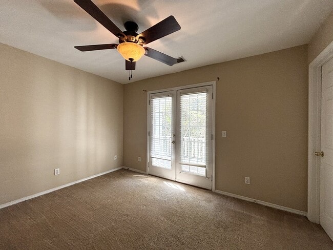 Building Photo - Three Bedroom Townhome Located in Mill Creek