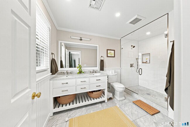 Building Photo - 11 Belaire Dr