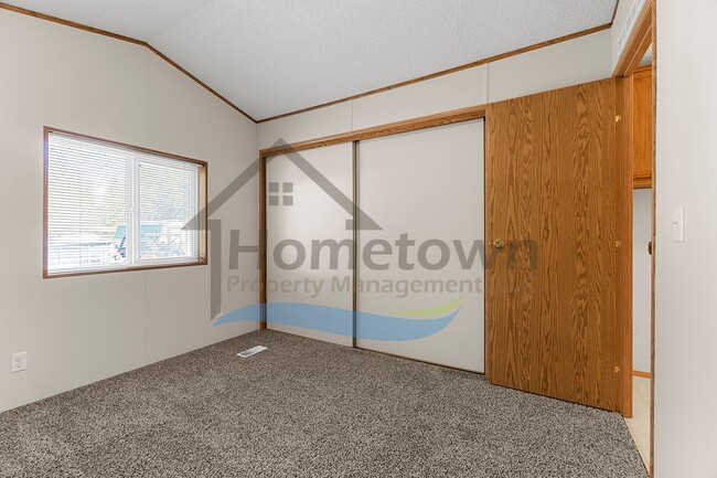 Building Photo - 2 Bedroom 1 Bath Home with Off-Street Park...