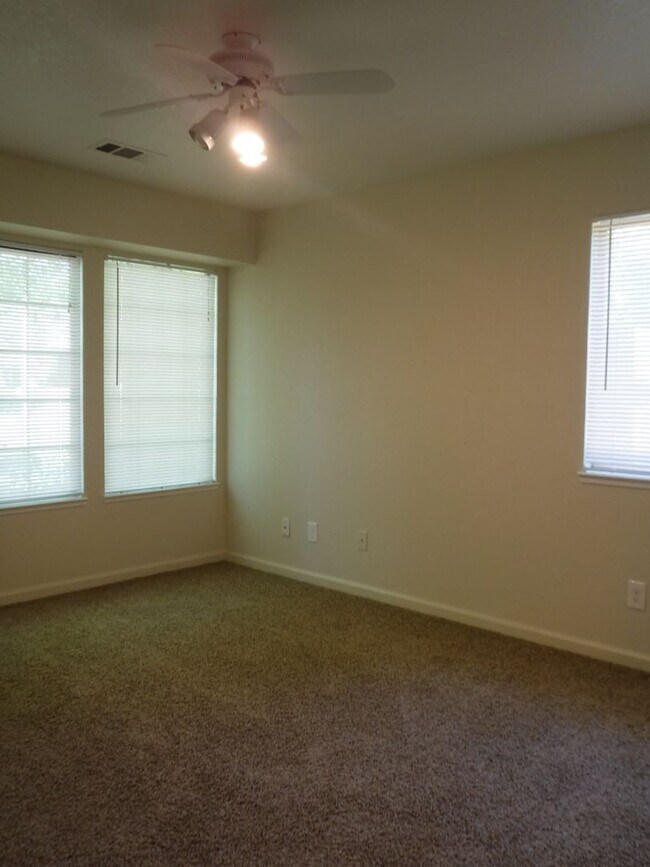 Building Photo - Great Neighborhood Close to Schools and Sh...