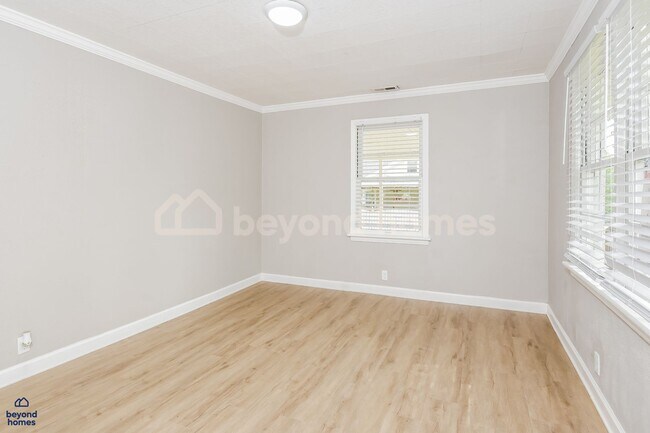Building Photo - 935 James Ave