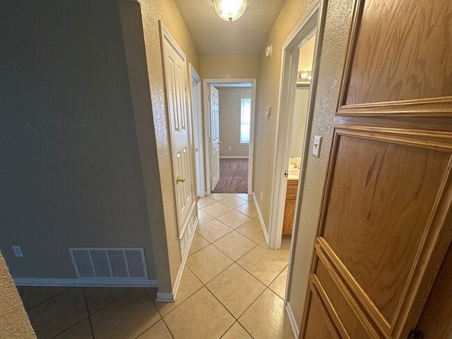 Building Photo - AVAILABLE NOW!!