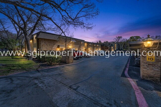 Building Photo - 7906 Royal Ln