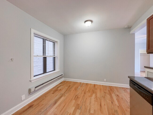 Building Photo - 3725 N Pine Grv