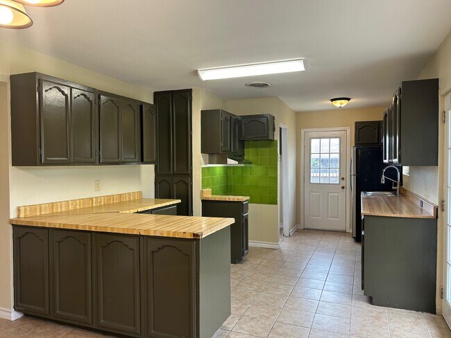 Building Photo - 1006 Laurel Dr