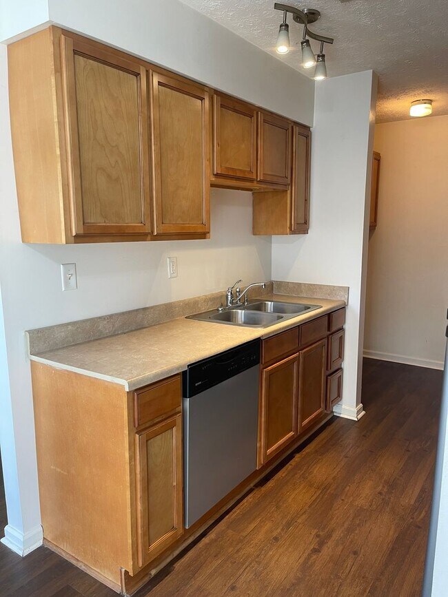Building Photo - 257 University Dr