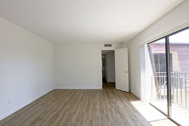 Building Photo - Parkwoods 12360-3