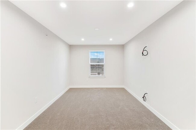 Building Photo - 555 Thatch Ter