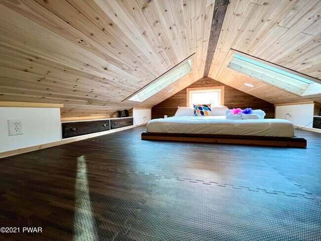 Building Photo - Completely renovated home on over 2 acres ...