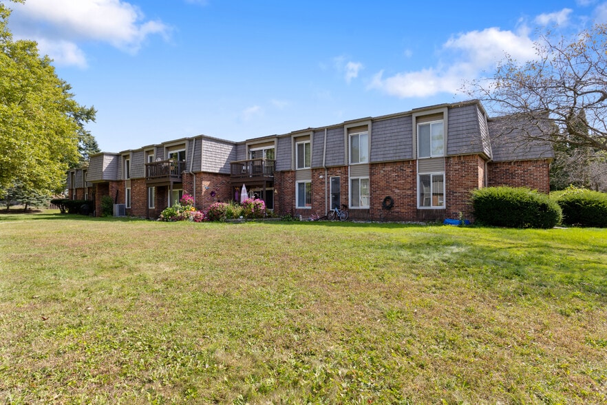 Building Photo - Cambridge Manor