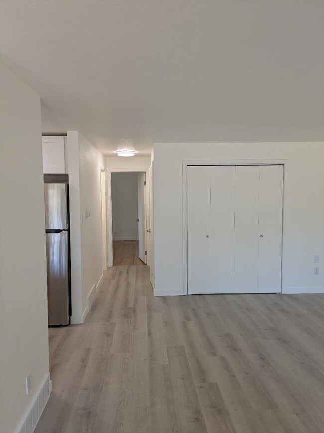 Building Photo - 425 Manhattan Dr