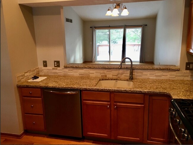 Building Photo - Adorable 2 bed 2 bath in Forest Hills Dist...