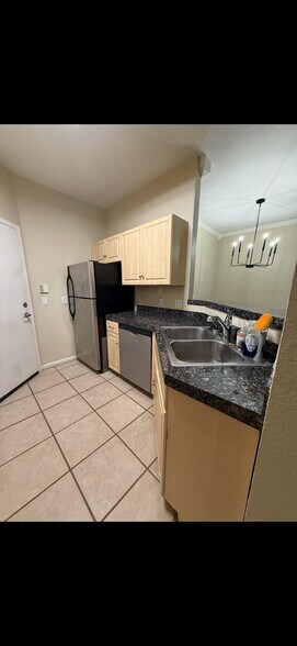 Building Photo - 1411 E Orangewood Ave