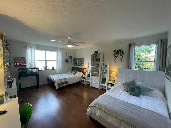 Building Photo - 605 Ives Dairy Rd