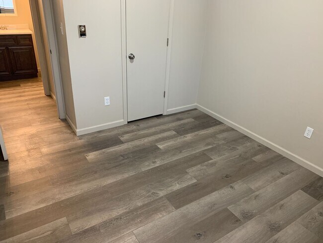 Building Photo - Updated 2 Bedroom 2nd Floor Apartment