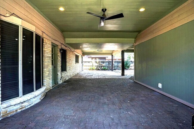 Building Photo - 9611 Huntington Hill Dr