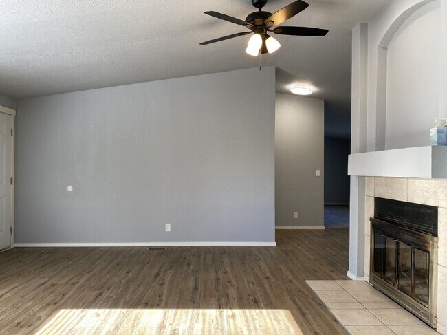 Building Photo - Freshly Updated in Dallesport