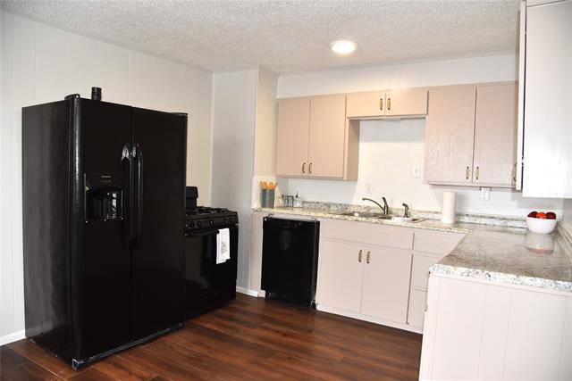 Building Photo - 900 W Chestnut St