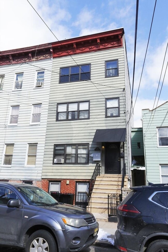 Building Photo - 284 7th St