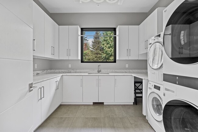 Building Photo - 63 Sylvan Ln
