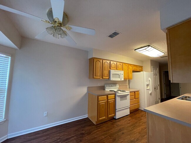 Building Photo - **COMING SOON** Large Three bedroom in Orange Park