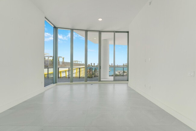 Building Photo - 220 Lake Shore Dr