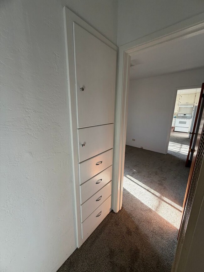 Building Photo - 3 Bedroom Home w/Large Backyard