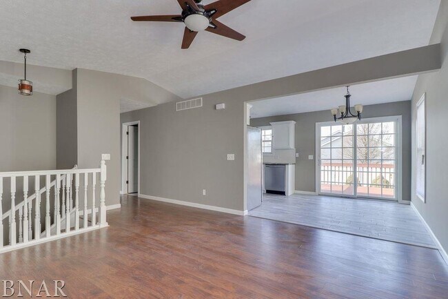 Building Photo - Stunning 4 Bed/3Bath Bi Level