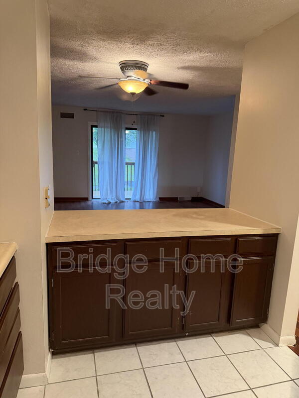 Building Photo - 210 Woodhaven Dr