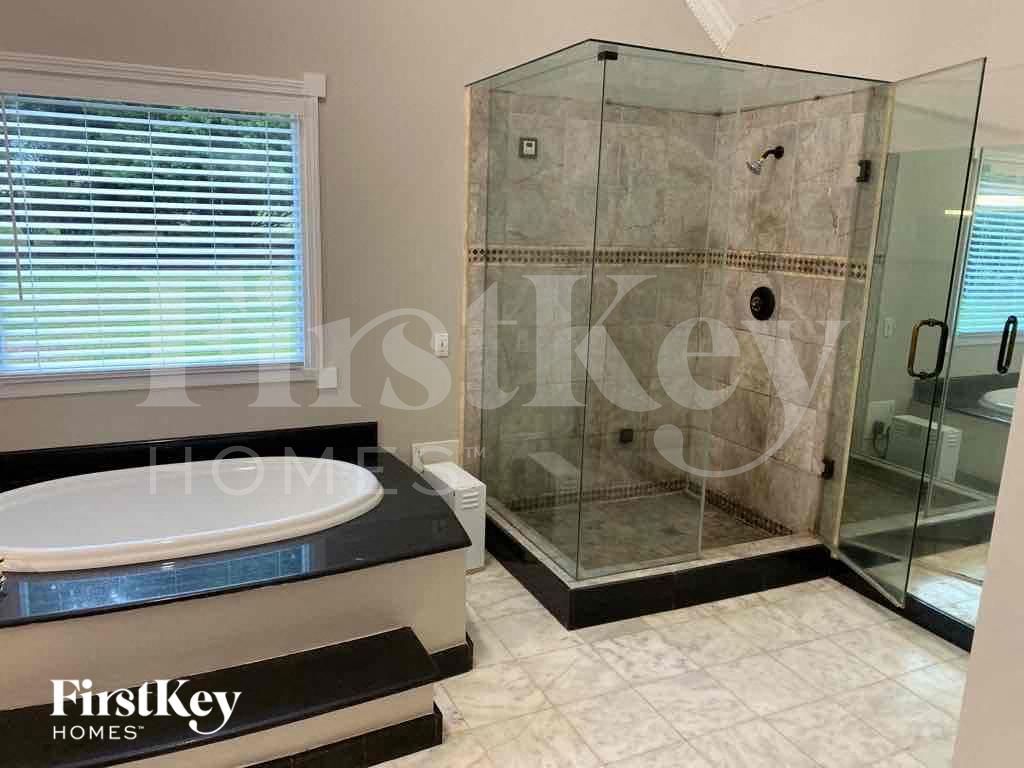 Building Photo - 1020 Forest Hills Dr SE