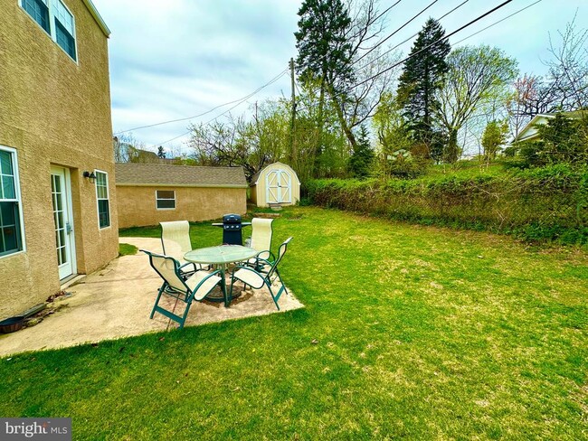 Building Photo - 842 E Cathedral Rd