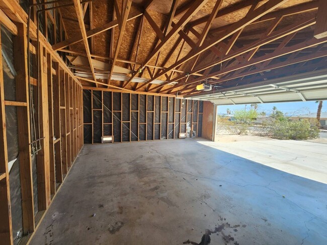 Building Photo - Two Bedroom Home 29 Palms!