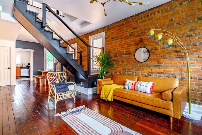 Building Photo - 98 Brickel St