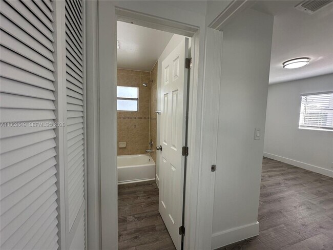 Building Photo - 5841 SW 36th Ct