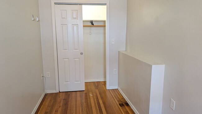 Building Photo - Great Deal Avail Now - 2-bed, 1-Bath