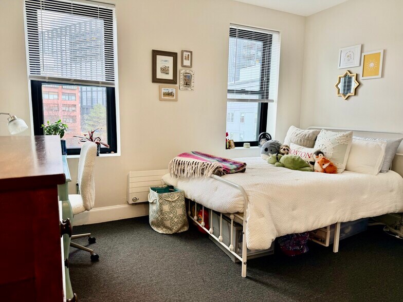 Building Photo - 845 Beacon St