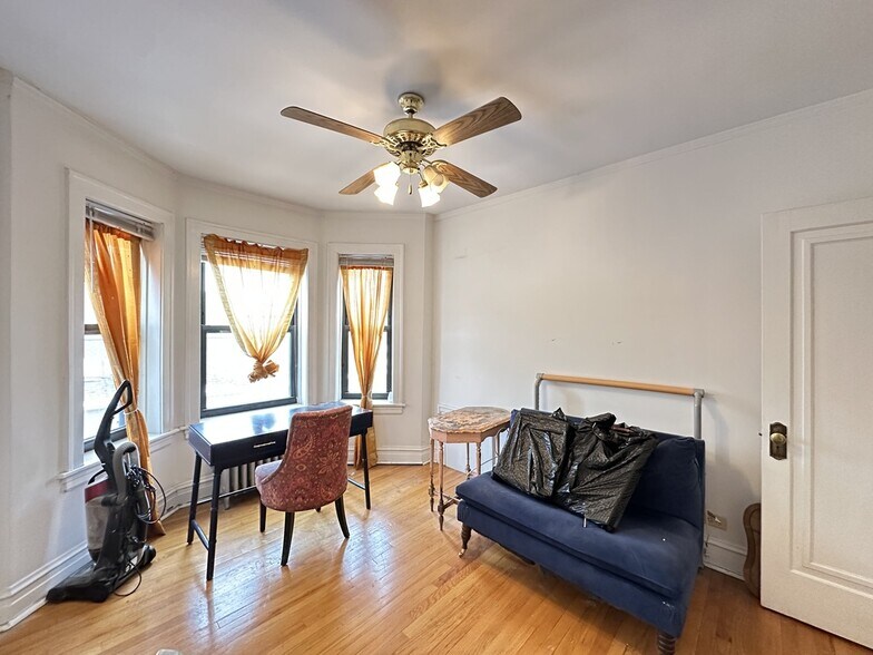 Building Photo - 1913 W Larchmont Ave