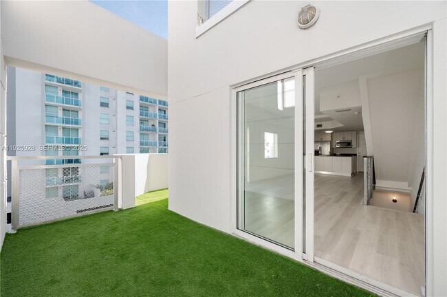 Building Photo - 1712 SW 2nd Ave