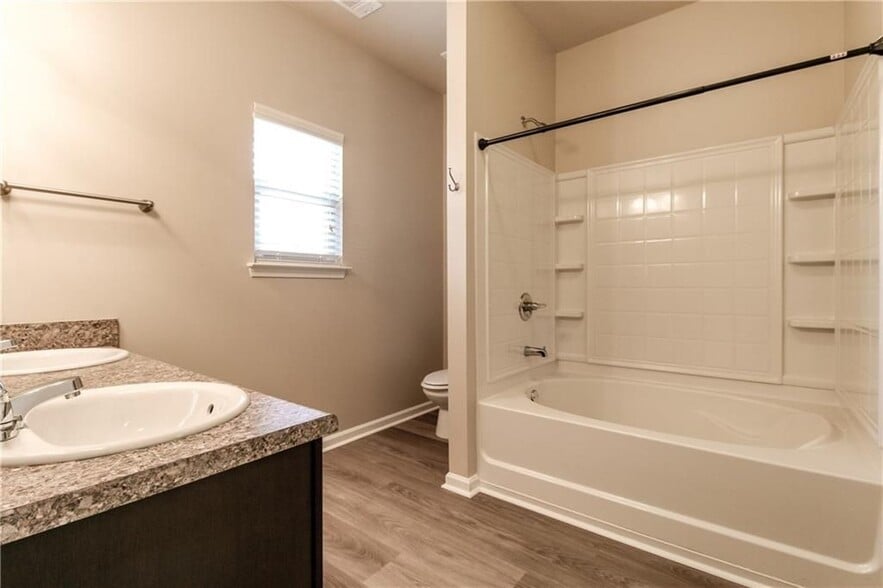 Building Photo - 606 Oakside Pl